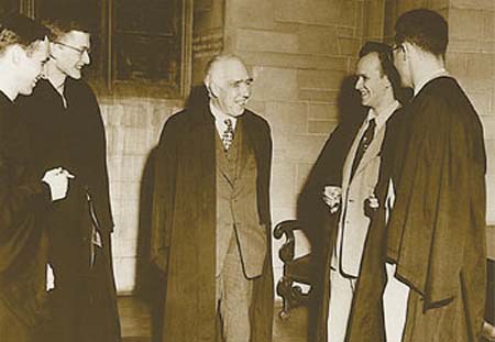 Чарльз Мизнер, Хейл Троттер,
Нильс Бор, Хью Эверетт и Дэвид Харрисон. Встреча в Принстонском университете, 1954 год